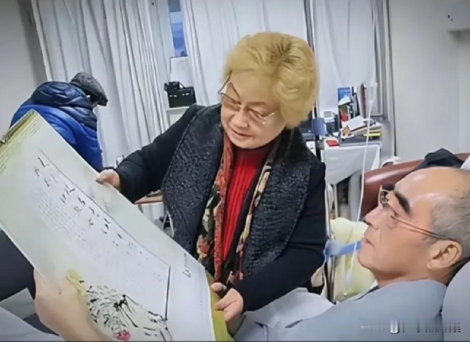 2013年，庄则栋生前住院期间,歌唱家郭兰英到医院看望时的一幕。庄则栋（1940
