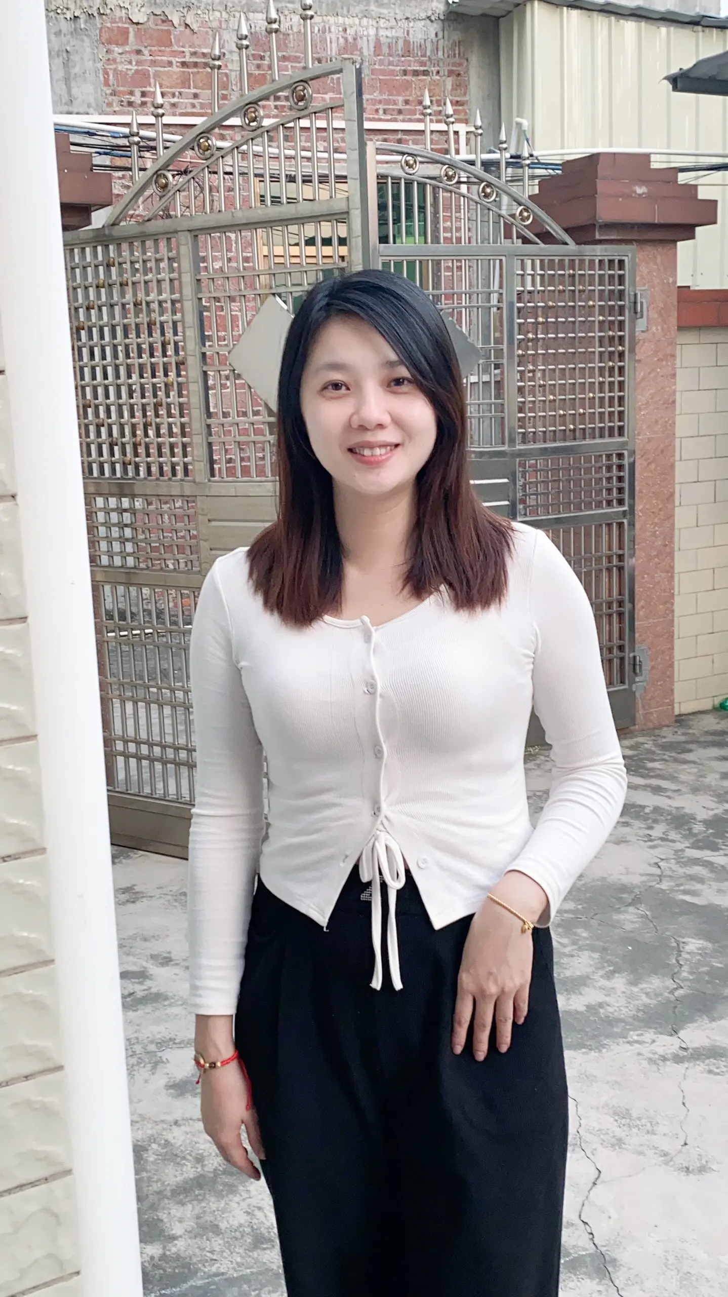 个人简历：日夜颠倒头发少，单纯好片恋爱脑，搭讪只会说你好，会背九九乘法...