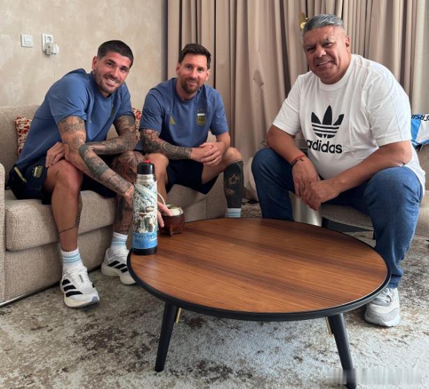 已成惯例，阿根廷足协主席赛前晒与梅西、德保罗合照北京时间11月14日，按照惯例，