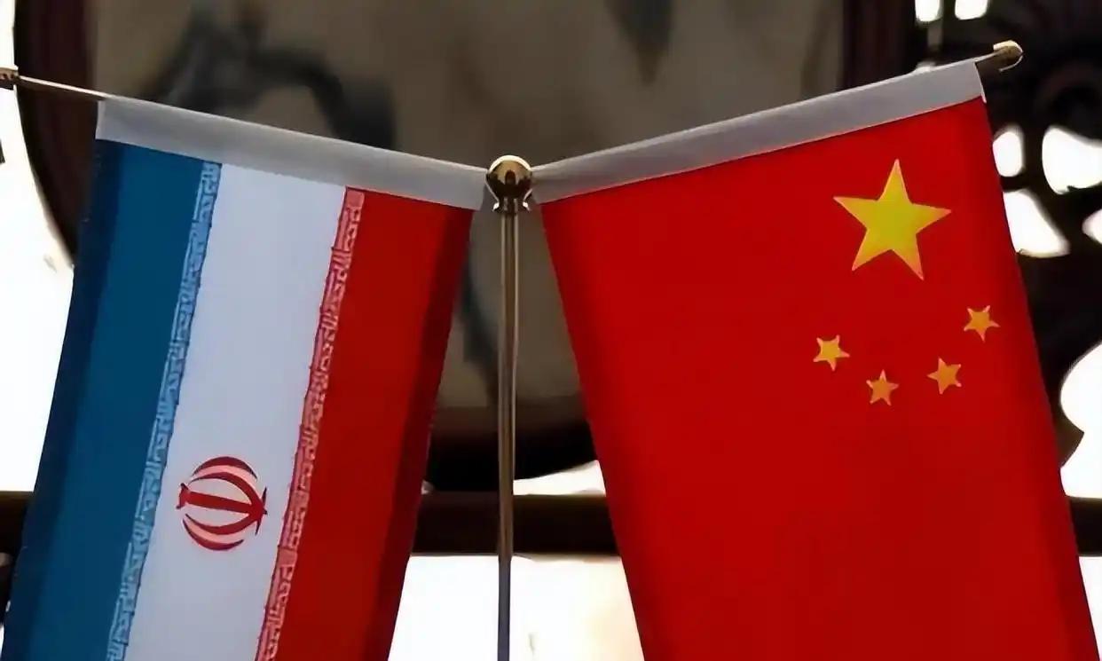 美伊冲突打响第一天，伊朗就把美军第五舰队总部所在的巴林基地打瘫了。可现在这个连美