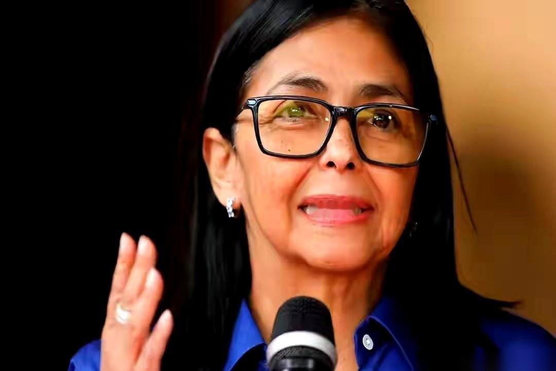 美国能源部长，对着一排镜头，轻轻敲了敲桌子，抛出一个数字：“十亿美元。”
他说，