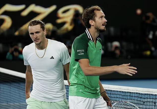 问：是梅德韦杰夫拿第二个大满贯的可能性大还是兹维列夫拿首个大满贯的可能性大?
个