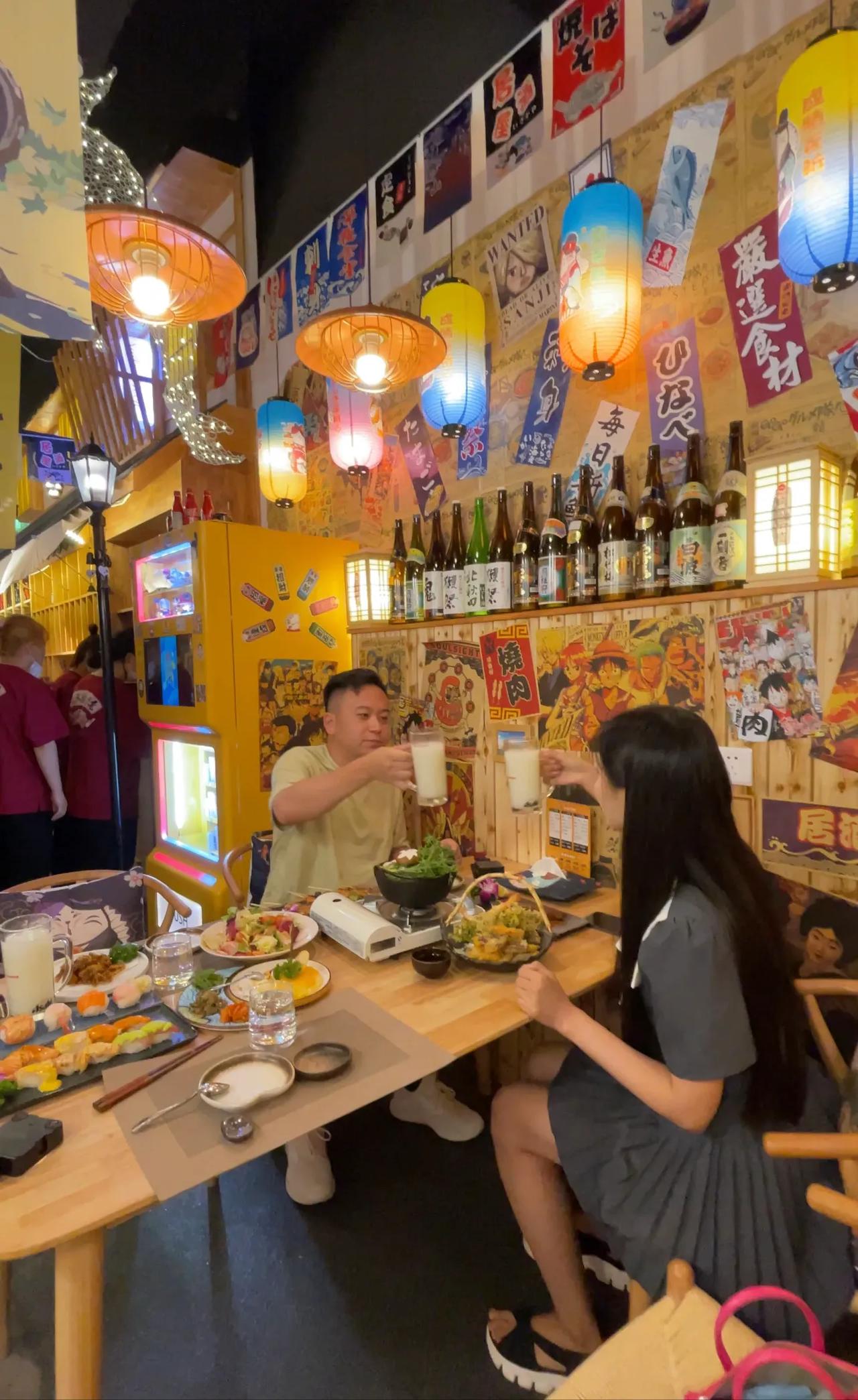 在太原的南中环
有一个他深夜食堂，开到凌晨2点。
主打炉端烧
日式街景的装修啊，