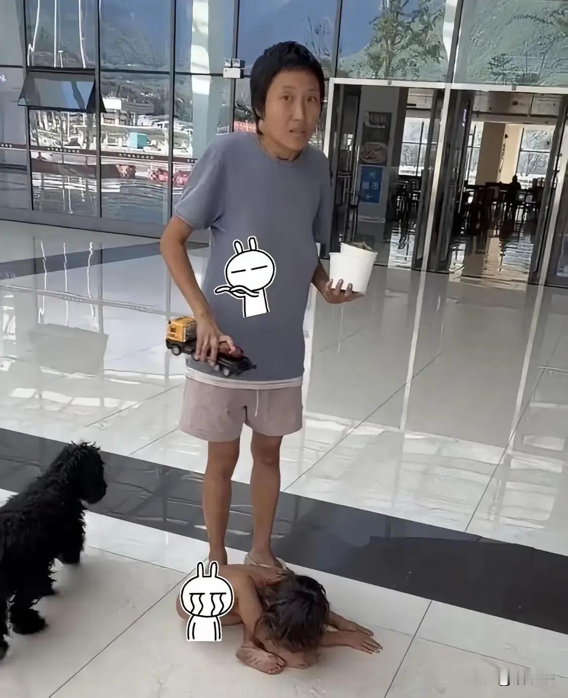 这就是“野人孩子”的妈妈，研究生毕业，北京户口，眼神中透着一股生人勿近的警惕。