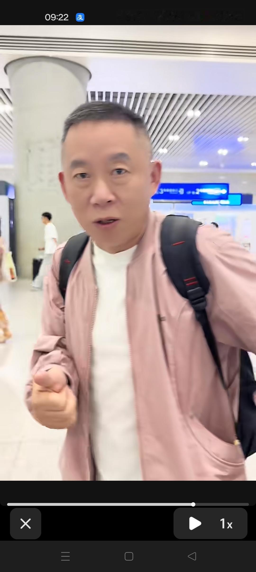 孙海洋一家旅游返程回家啦😍


他说：悦悦是我们家的头头，走在最前面，带领的我