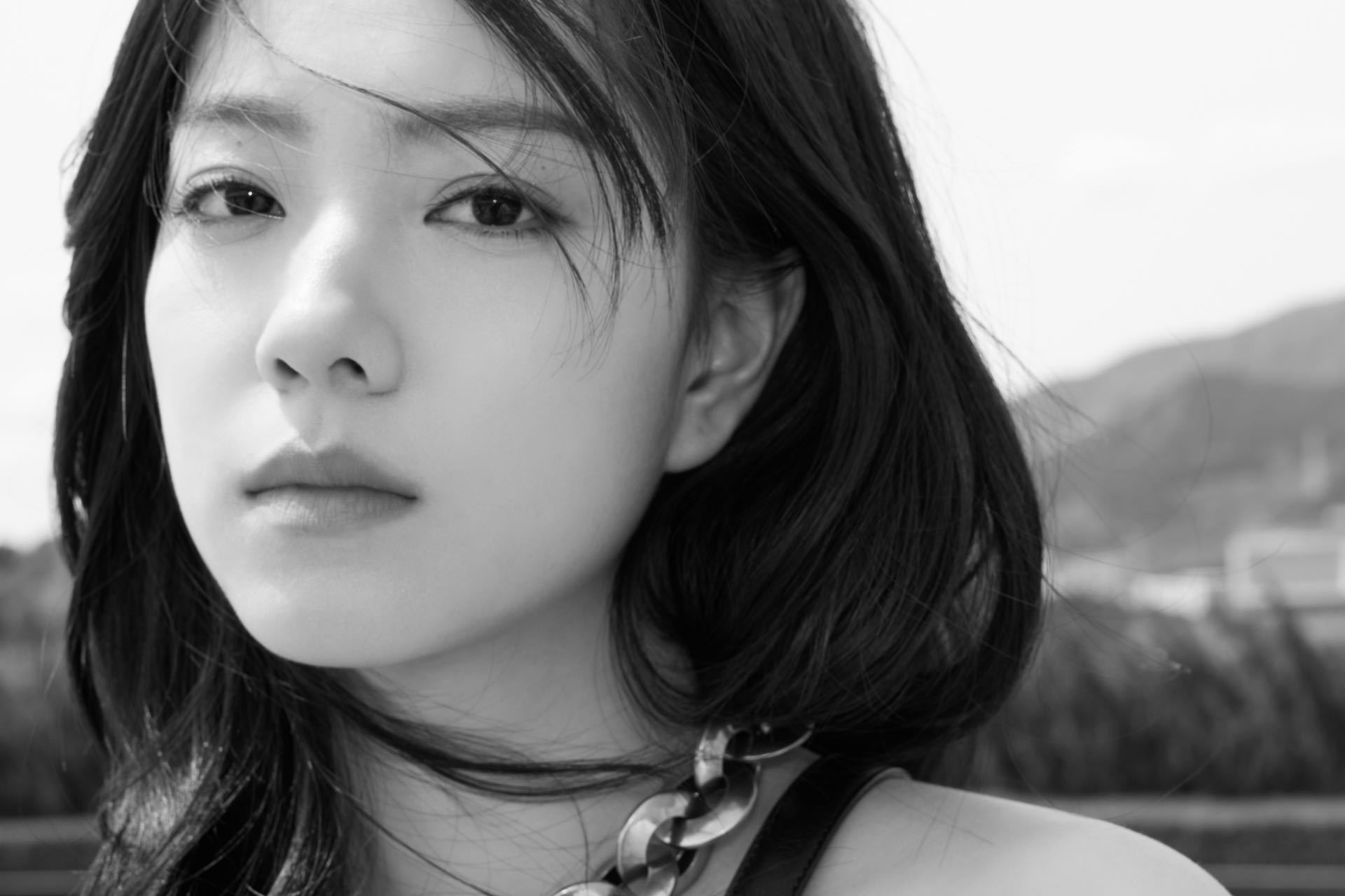  复古造型好惊艳我，特别美，真的是被小姐姐的这一身长裙吸引住，而且花絮的电影感真