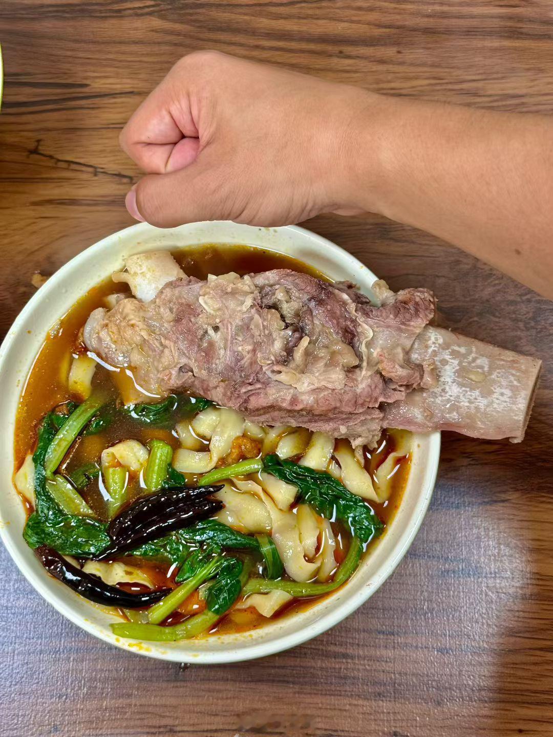 今天中午吃点啥？看看我这碗儿面怎么样？[嘻嘻]好好吃饭 ​​​