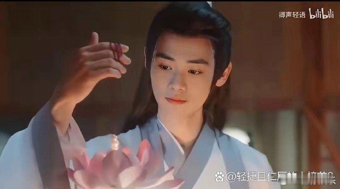 曹骏从童星蜕变为帅气男神，昔日萌宝如今魅力四射。 ​​​