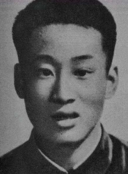 1979年，17岁新兵吴建国身中8枪，扑倒在地，暗处敌人蹿到跟前察看。突然，地上