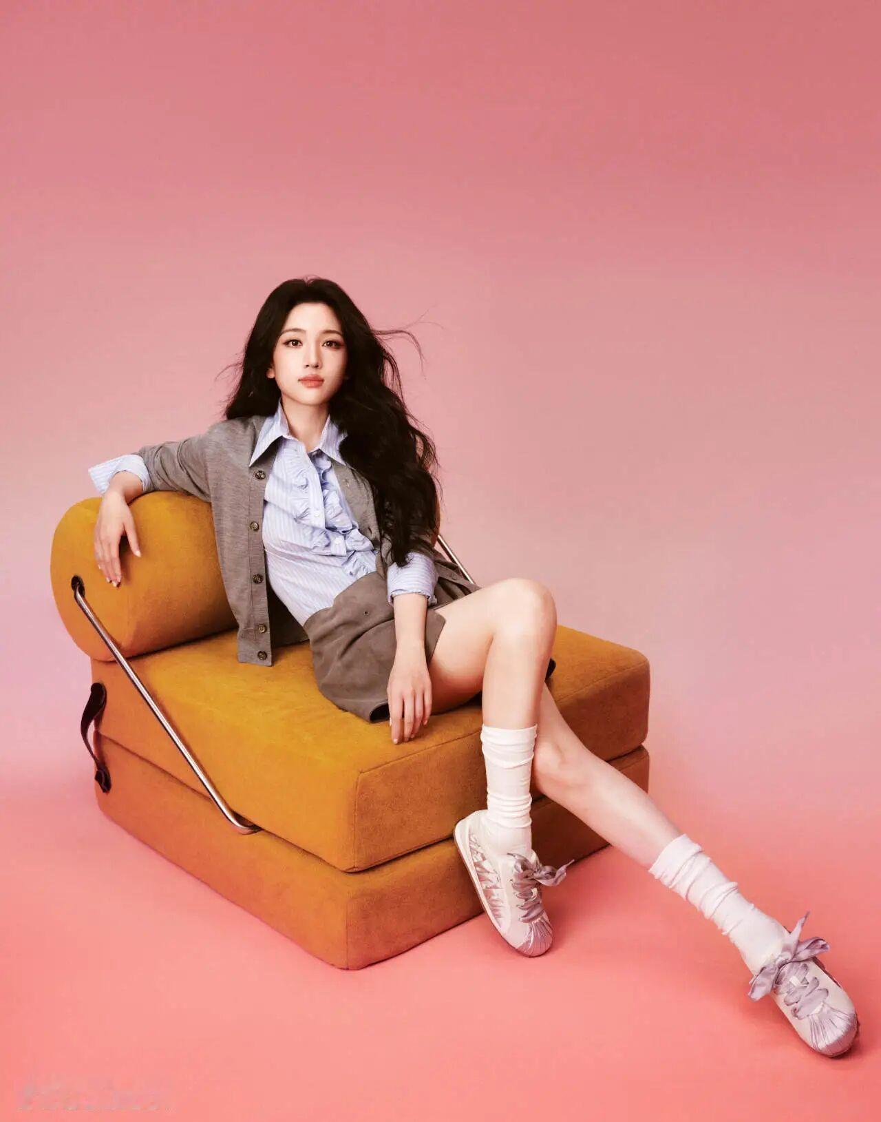 👩🏻: 代露娃 