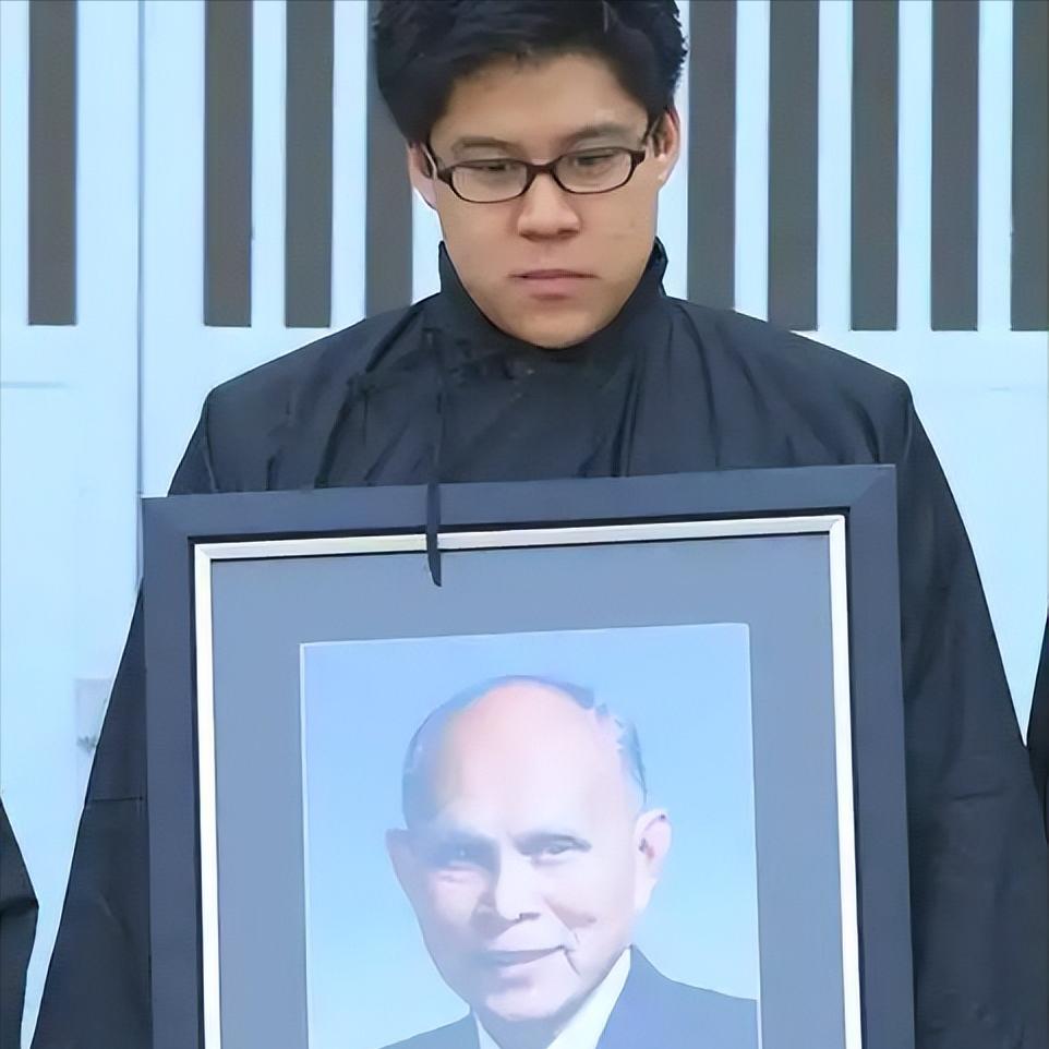 霍家为何排不进香港四大家族？这么说吧，霍家有霍英东的功绩在，不需要用什么四大家族
