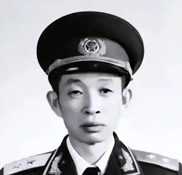 1947年5月的孟良崮，我脑子里有一个画面，几年了，一直忘不掉。

九个人，跪在