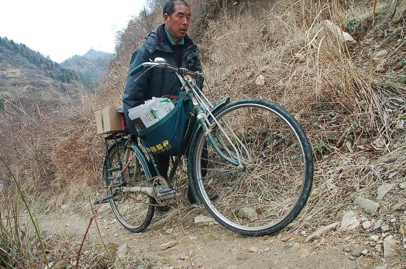 四川宜宾叙州区青龙村10组村民太难了！一条3公里的通村路，10余年来一直是毛坯路