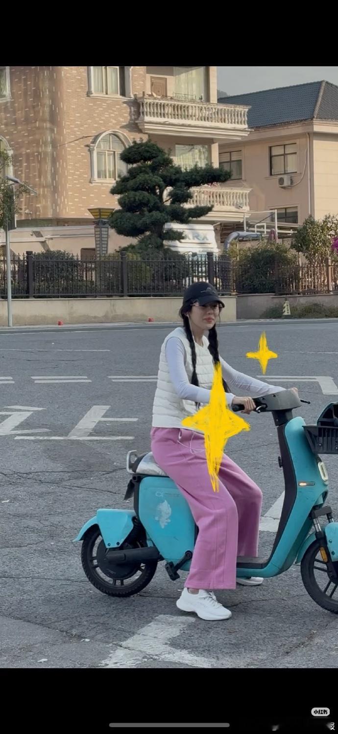 鹤男骑共享电动车上班鹤男骑小电驴上班路透鹤男被偶遇骑共享电动车上班，独自骑行的样