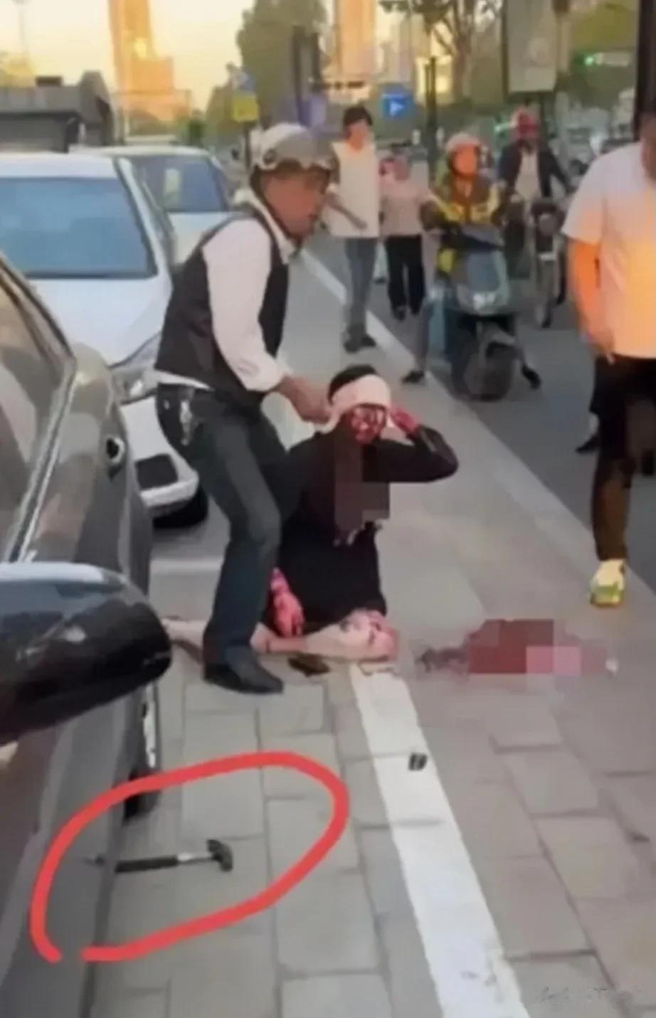 女律师被打的头破血流，躺在病床上崩溃痛哭:我只是做了地产的替罪羊！

据悉，购房