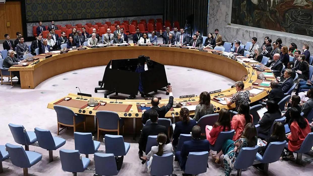 谁能想到，前一刻还剑拔弩张，美军战机整装待发，下一刻特朗普就突然松口，叫停了所有