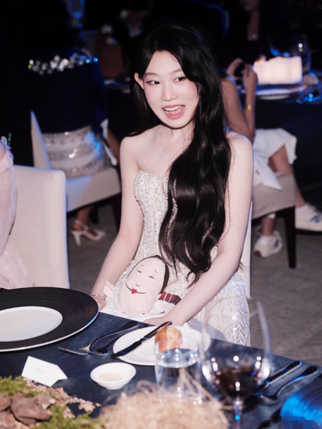 沈佳润今年跨年可忙坏了沈佳润今年跨年是 “空中飞人” 实锤！江苏卫视和毛不易的合