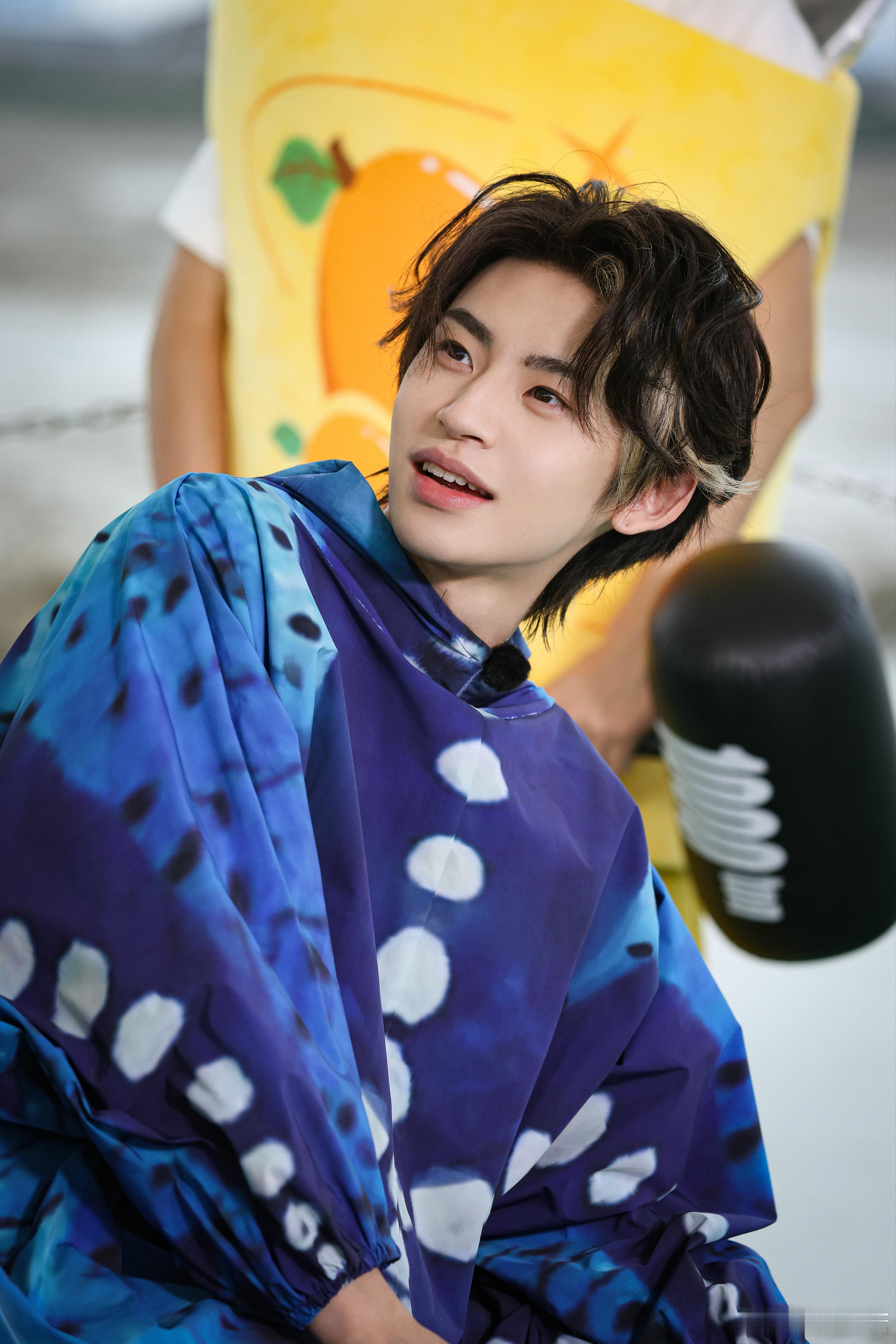 #小鬼花式舞蹈眩晕众人#咱就是说这样的小鬼谁不爱啊，这舞蹈简直迷住了我的眼，小鬼