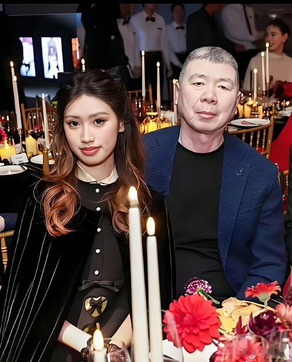 女大十八变，冯小刚的养女徐朵成年了。 