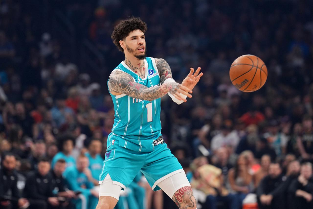 成也三分，败也三分。
黄蜂领先了76人大部分的时间，比赛最后时刻，三球点飞了乔治