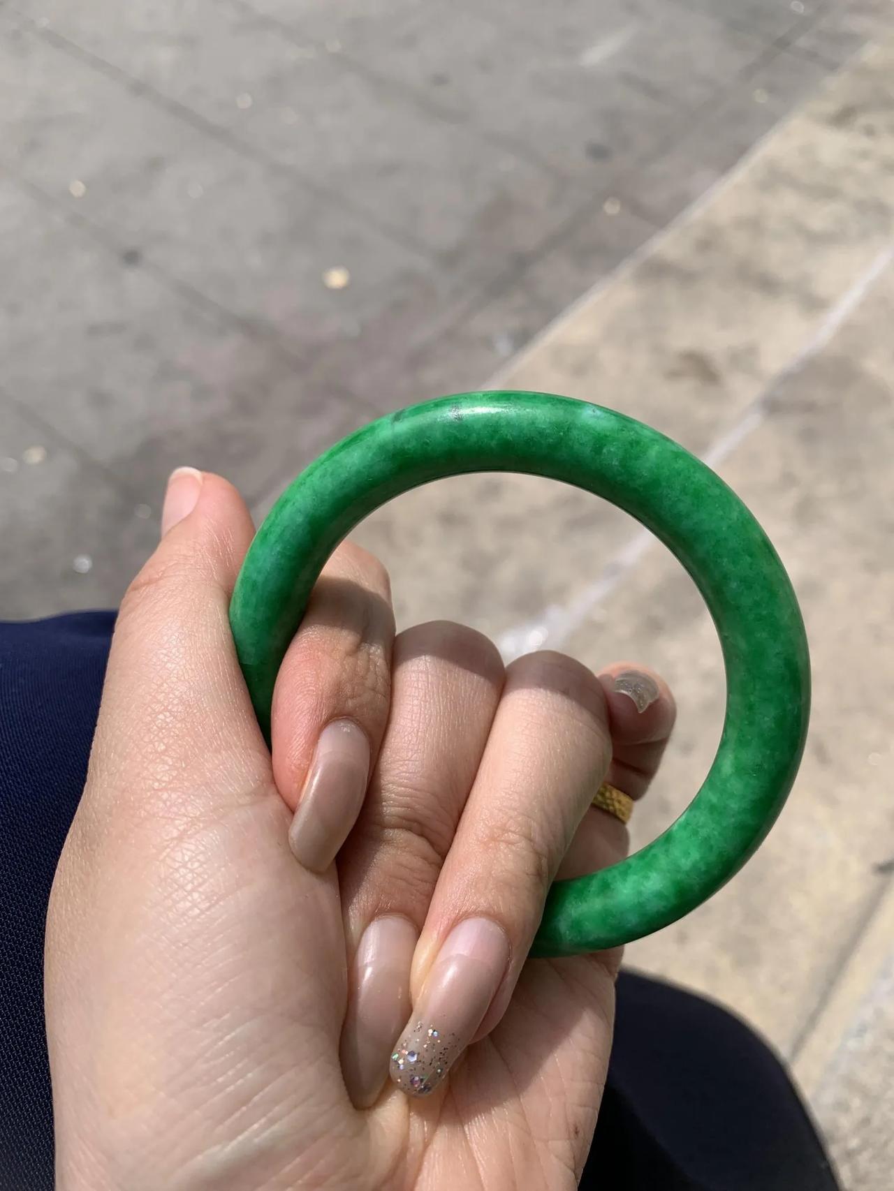 真笑死！见客户戴不起冰种？这俩货（干青和花青）“装X翡翠”能让你原地升咖。

有