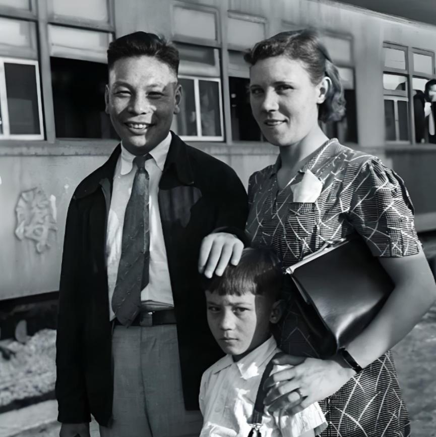 蒋经国在莫斯科留学，和冯玉祥女儿冯弗能谈恋爱，但蒋经国的朋友不太同意他们交往，朋