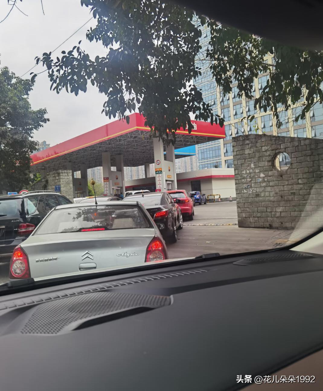 搞得像今晚就要涨油价
原以为今天去加油不排队，没想到啊没想到，排了25分钟，付款