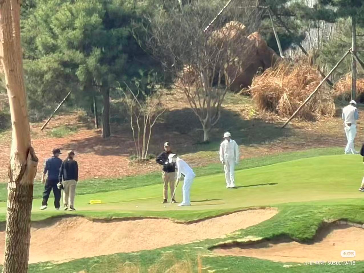 偶遇张杰王源打高尔夫北京偶遇张杰王源打高尔夫 打球的好季节~ 两个准备演唱会的依