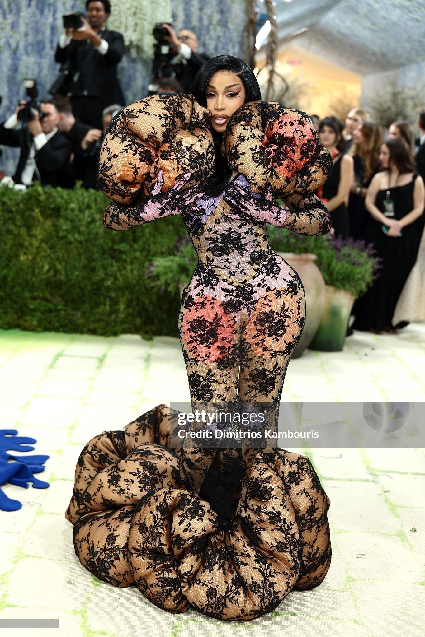 们 Cardi B 又带着新花样登场 ，姐这素在 MetGalaMetGala红