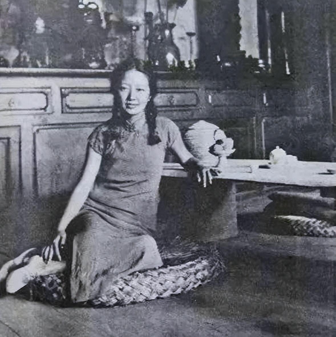 1895年，吕碧城父亲去世，亲戚以没有男丁为由，想要侵吞财产，便将母女私人软禁起