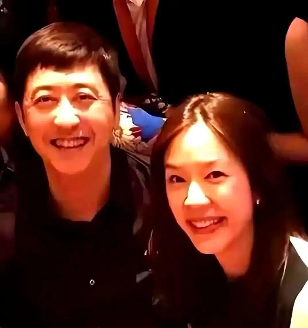 庾澄庆后台牵手新视频冲上热搜。

网友扒出2012金曲奖后台旧图。

庾澄庆牵手