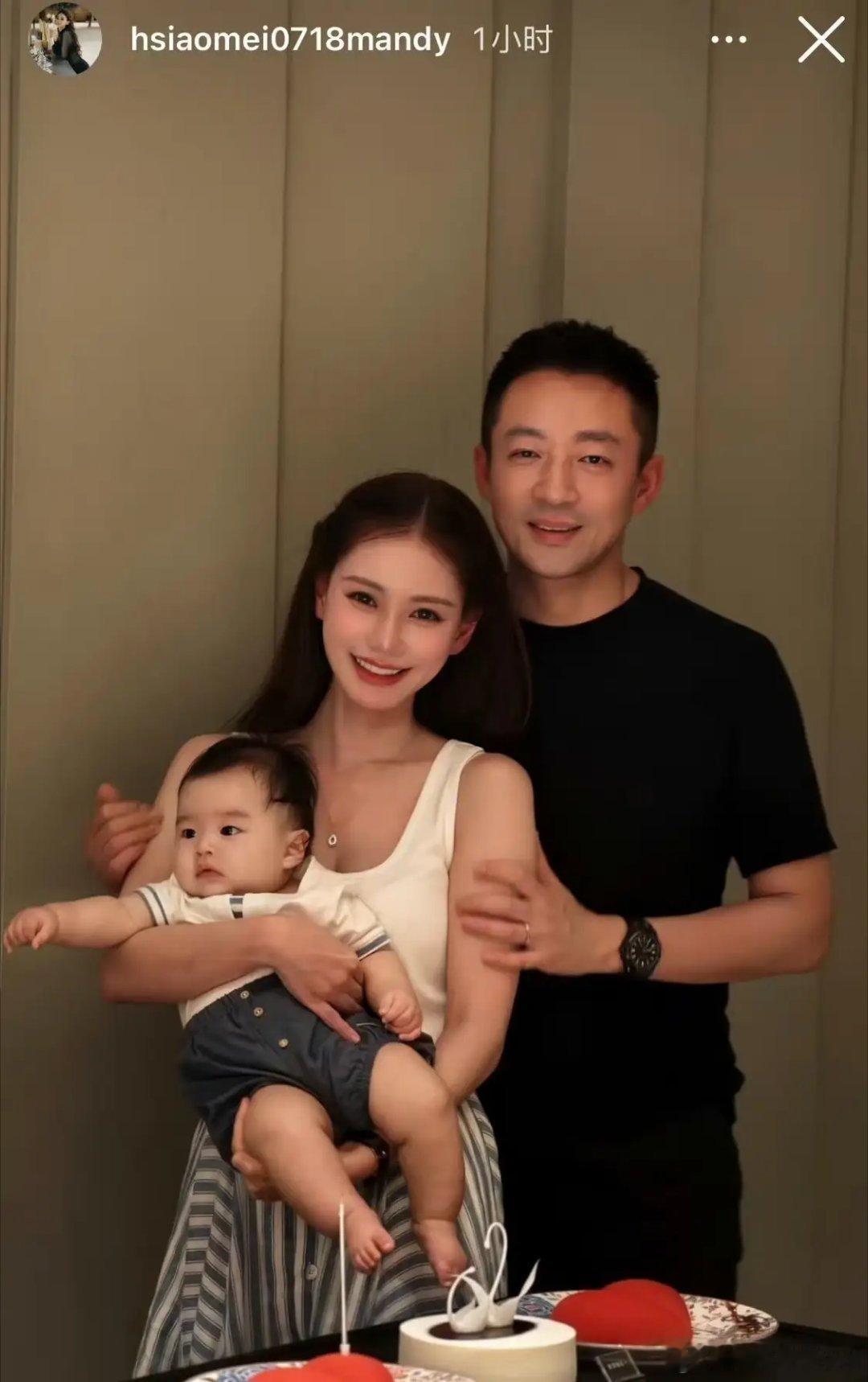 汪小菲为马筱梅庆生，一家三口合影，好温馨！没想到马筱梅今年才34岁，好年轻啊，但