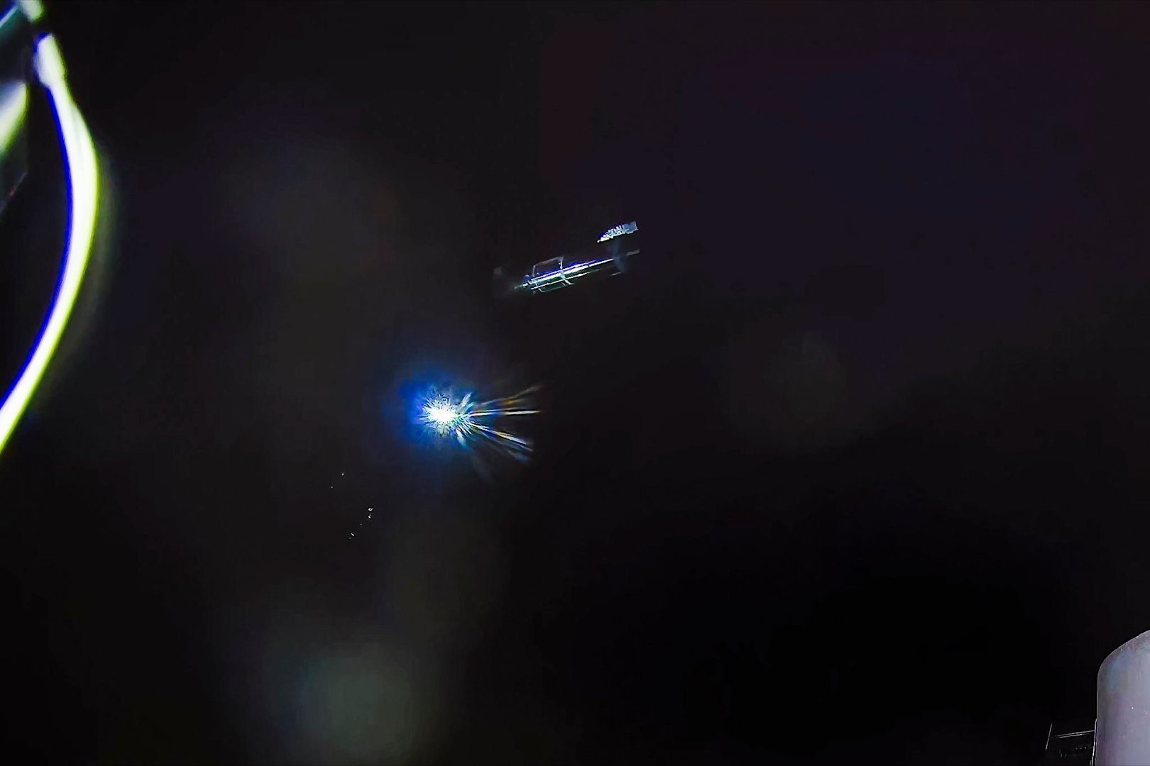 星链v3展开太阳能帆板，电推进器成功点火和射频天线和机载激光建立通信。 