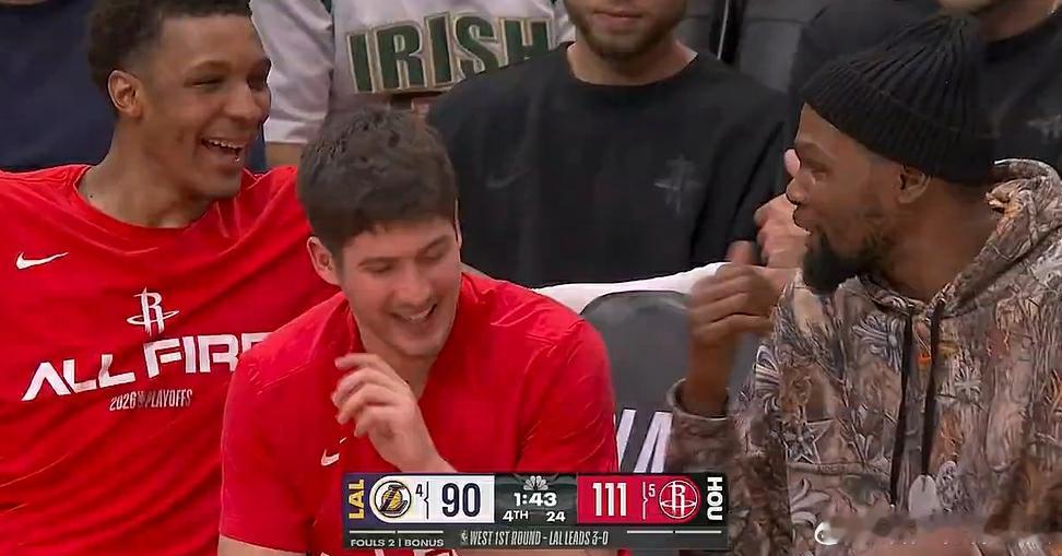 杜兰特和队友聊开心了 比赛失去悬念，场边的杜兰特跟小贾和谢泼德有说有笑；上一场，