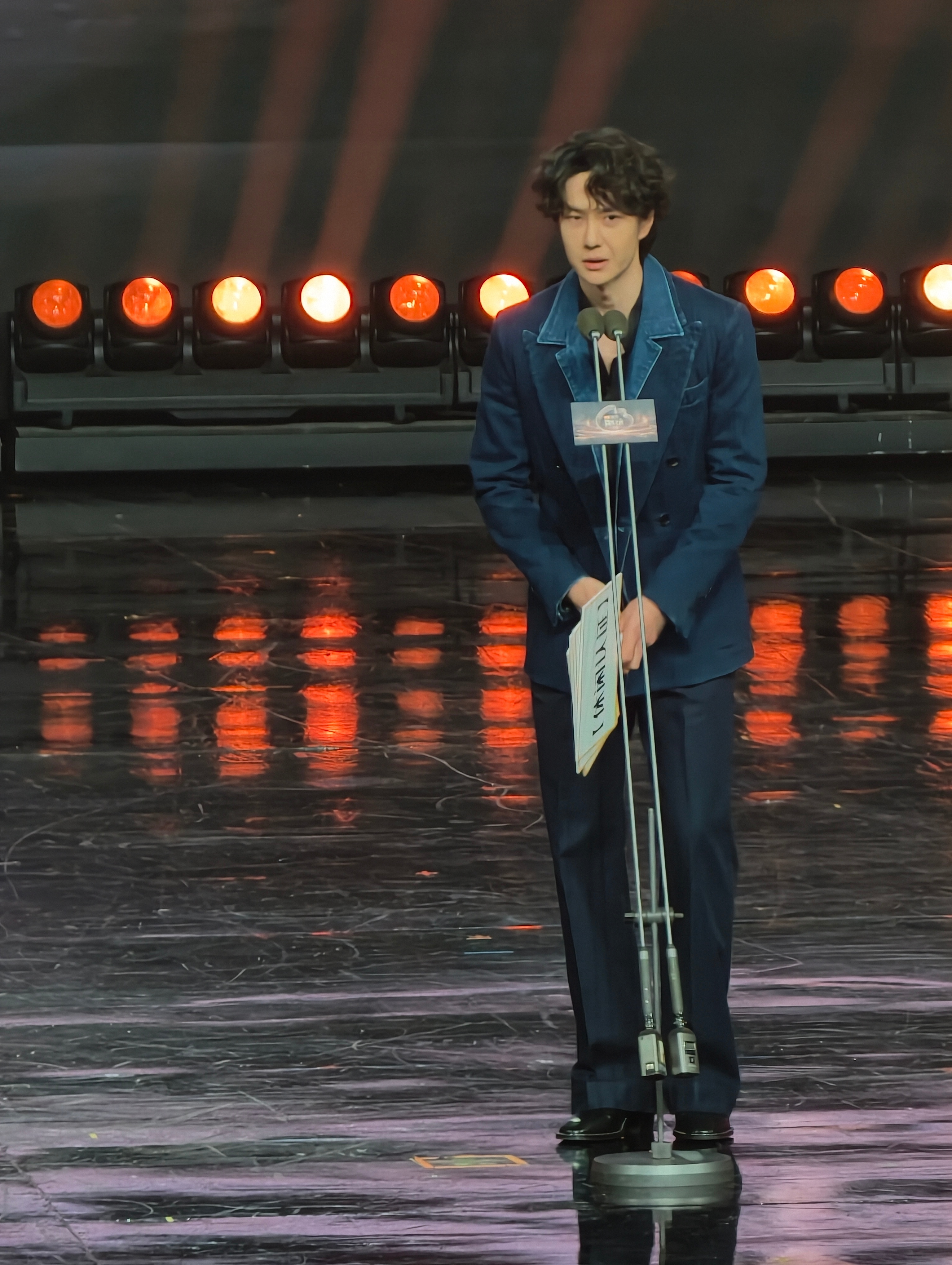 王一博下次还来恭喜 作品《探索新境2》获得微博之夜年度纪录片！！！他是真的很爱很