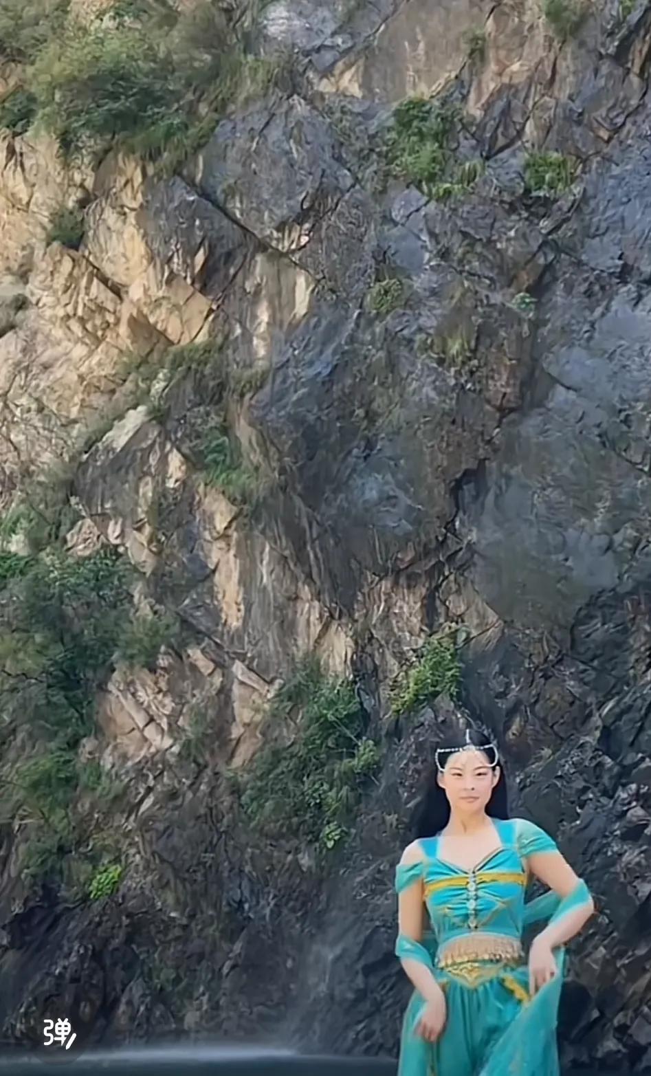 文文长的挺漂亮的，人也不错，不知道她前夫为啥抛弃她，我要是男生，肯定舍不得和她离
