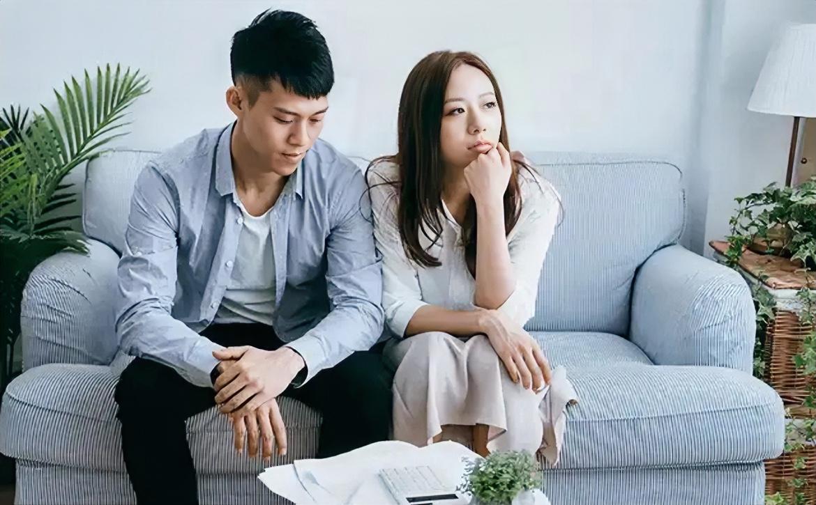 有一种男人，女人从不后悔嫁给他，就是从来不会让她一个人扛事儿。女人嫁人图的不是说