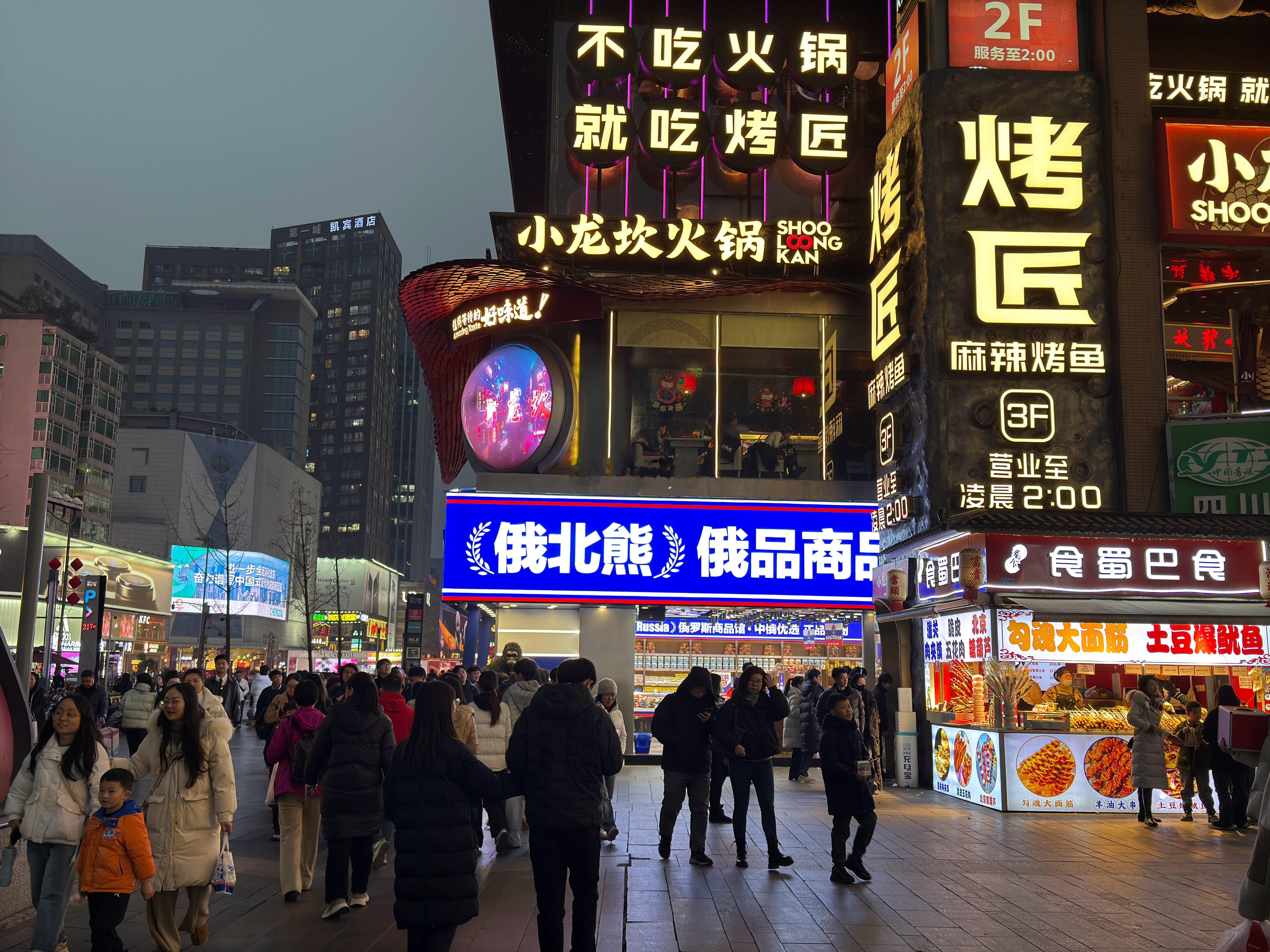 在成都的春熙路看到一家俄罗斯商品馆，不知道有没有俄罗斯的东西。  