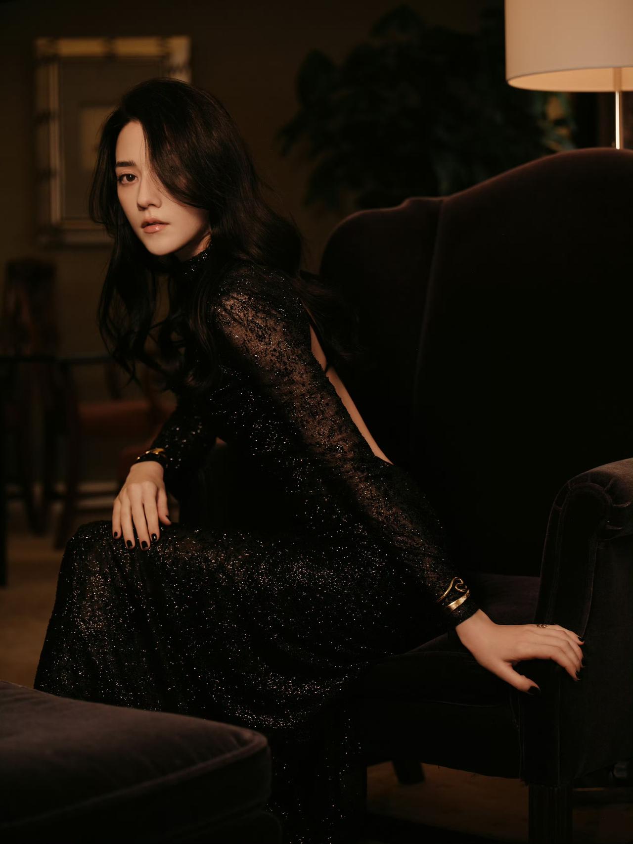 娜然一袭墨黑闪裙[奸笑]
娜然