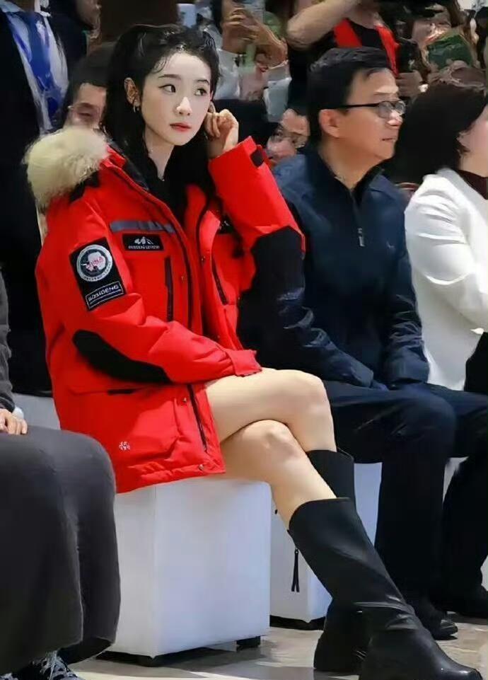 原来有人跷二郎腿，脚可以踩到地上 ​​​