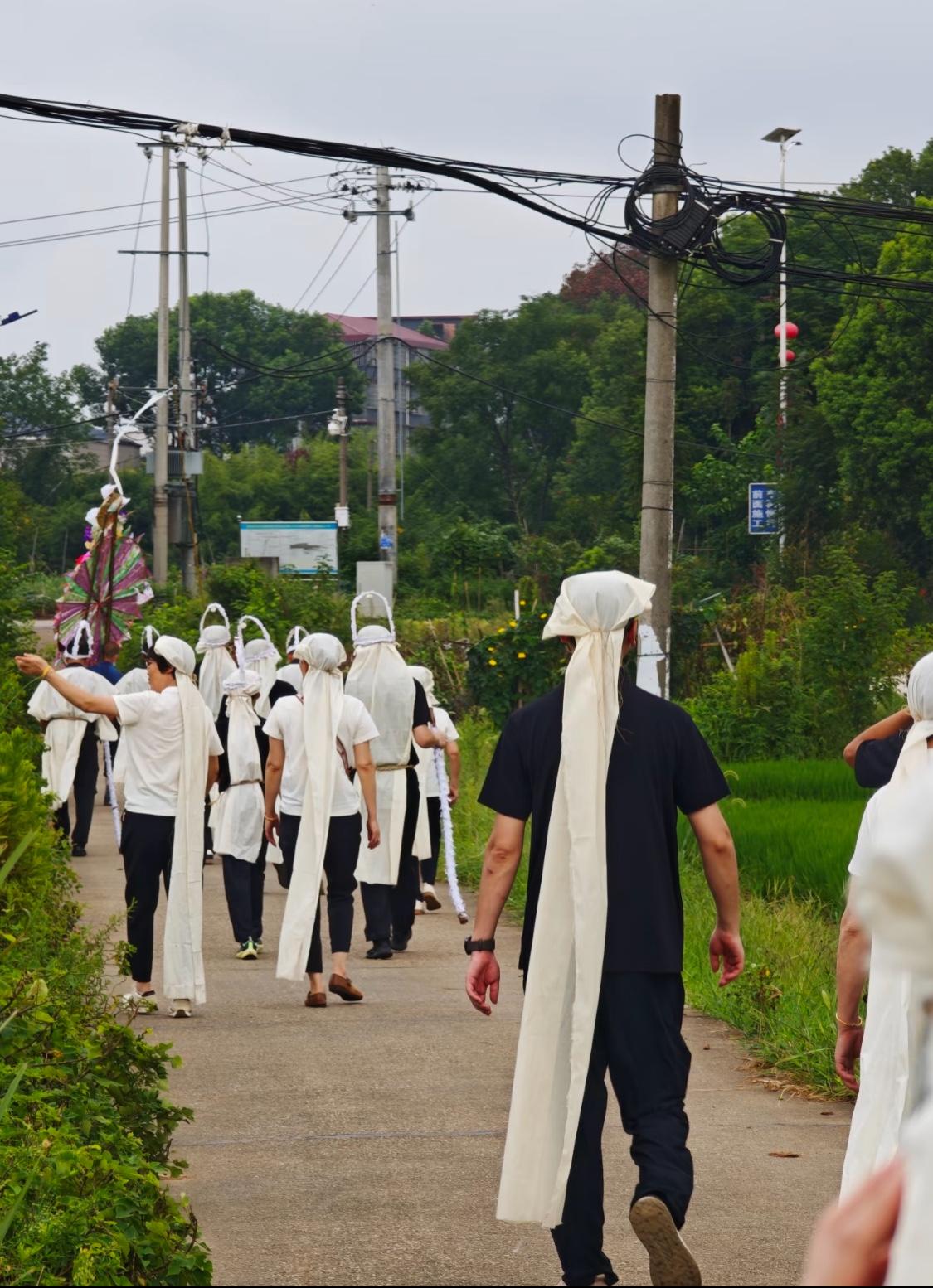 殡葬新规一出来，
一夜之间大家都在议论纷纷！
不再主张“入土为安”，反而是政府出