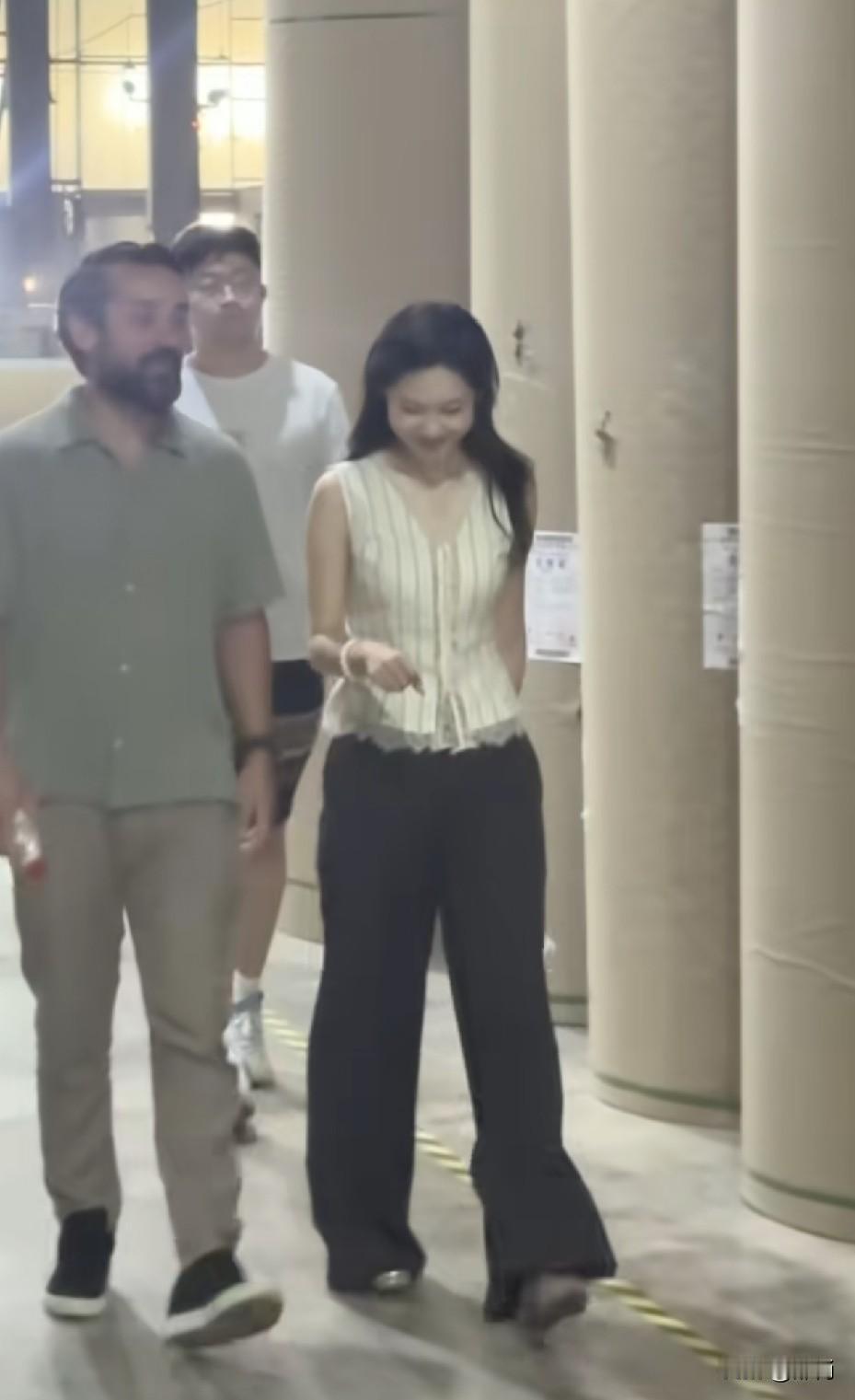 好有自信 魅力的女销售啊， 一股子销冠的气质