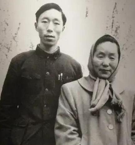 1937年，地主王学文发现一20岁女兵躺在家门口，见四下无人，他一下将女兵扛到了