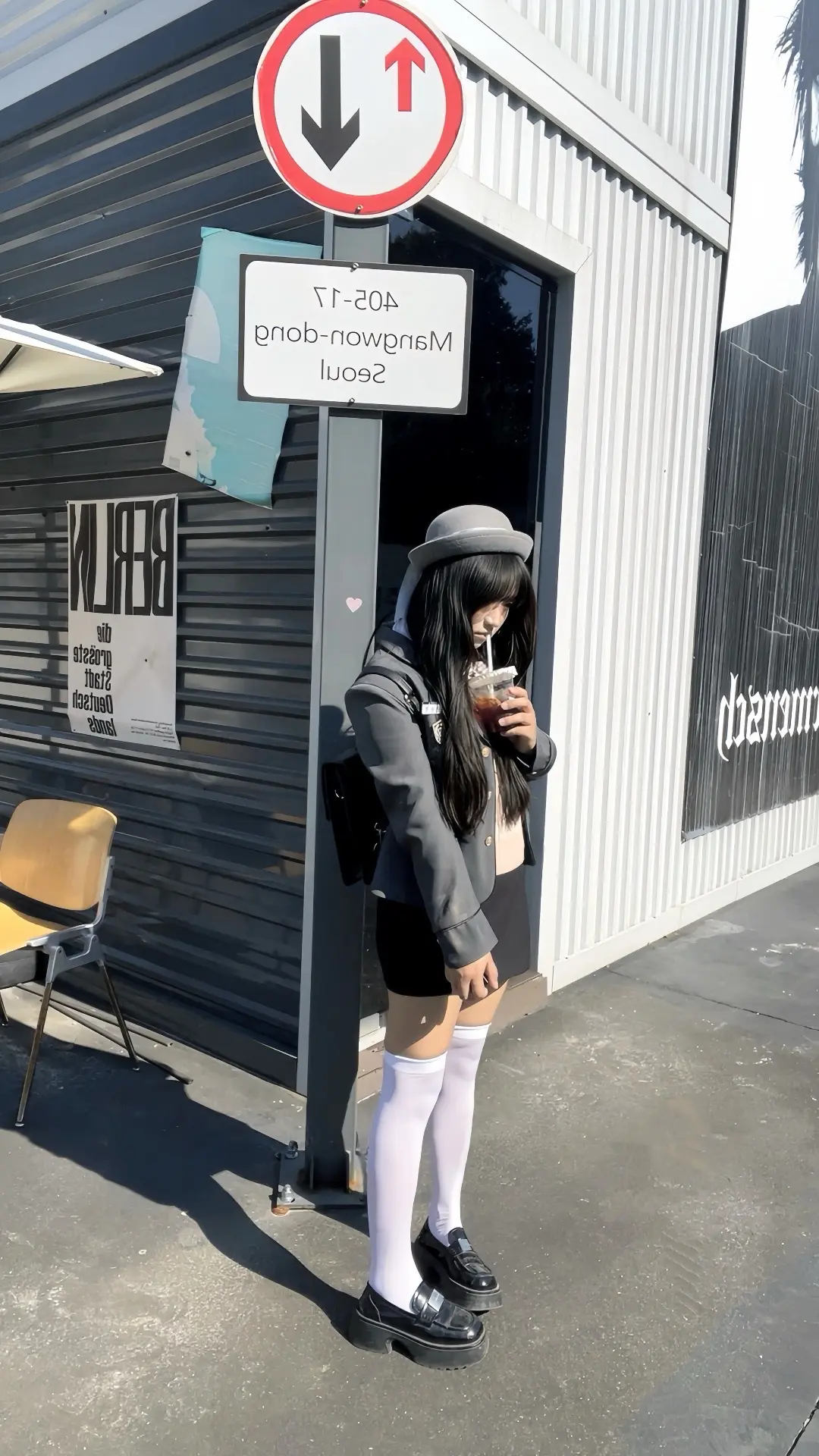 OwO不是wink哦 是被生活捂得眼睛睁不开了