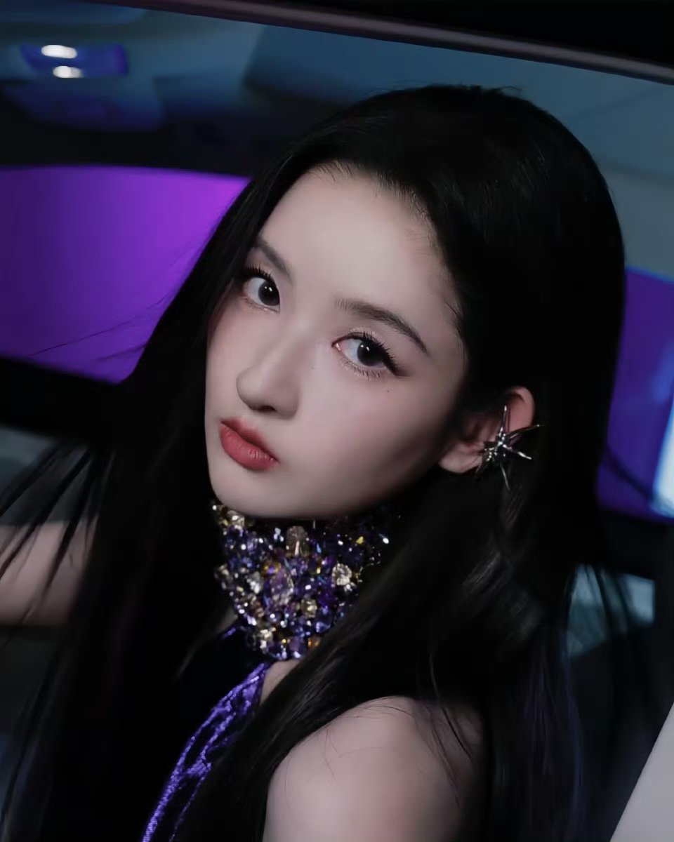 王玉雯好紫王玉雯今天又是厉害女人王玉雯这身紫色满钻挂脖裙真的美到失语！💜流光碎