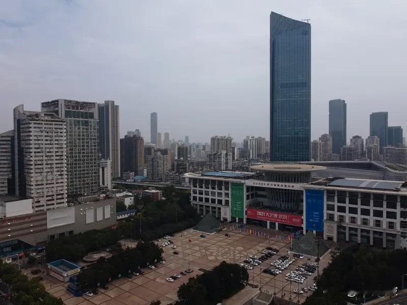 一天到访量暴增3倍！武汉房交会现“组团购房团”：主力全是外地回汉的年轻人


 