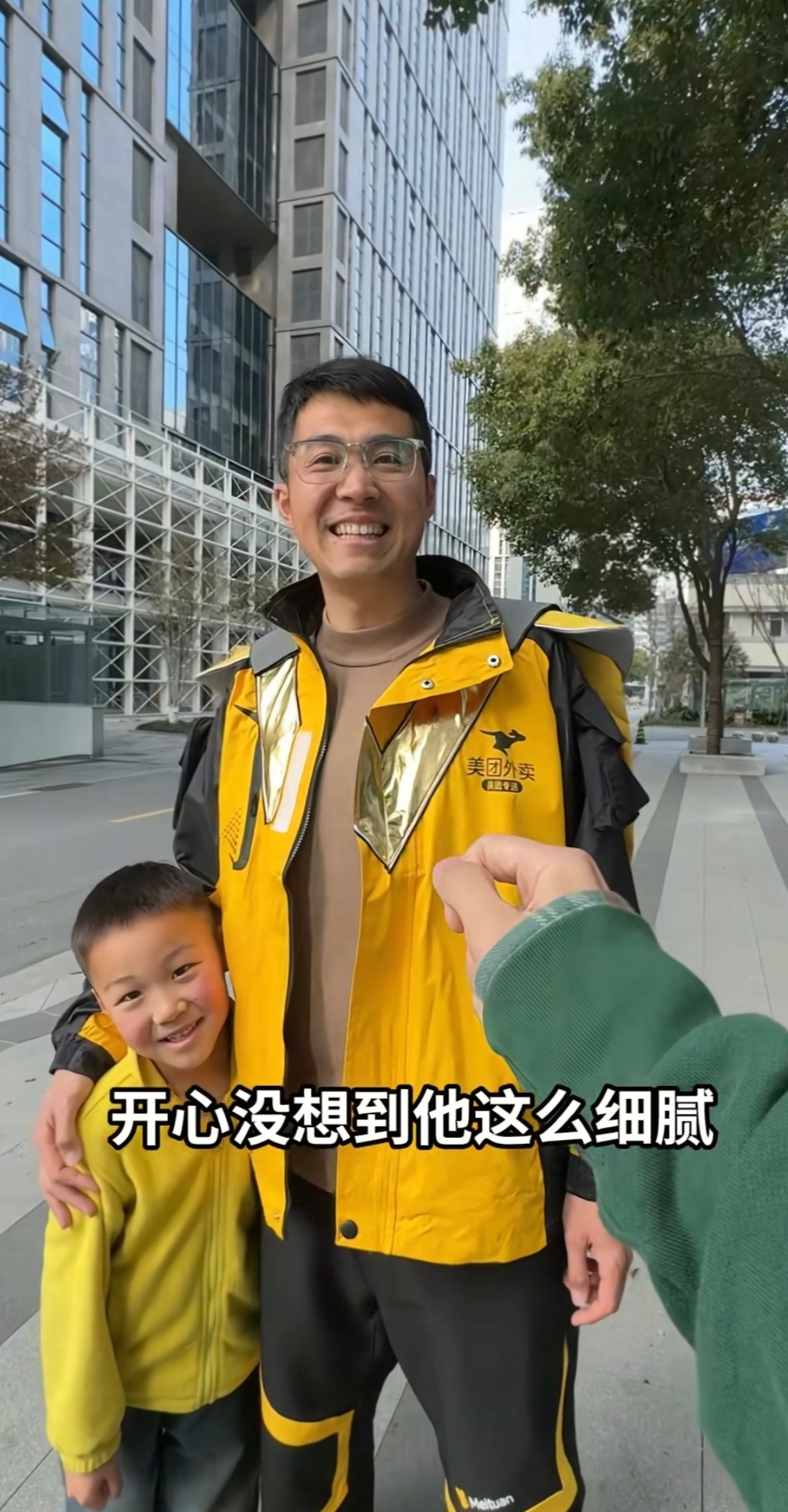 江苏男孩说爸爸要有自己的超人style 谁说超人一定要穿斗篷？在孩子眼里，穿着黄