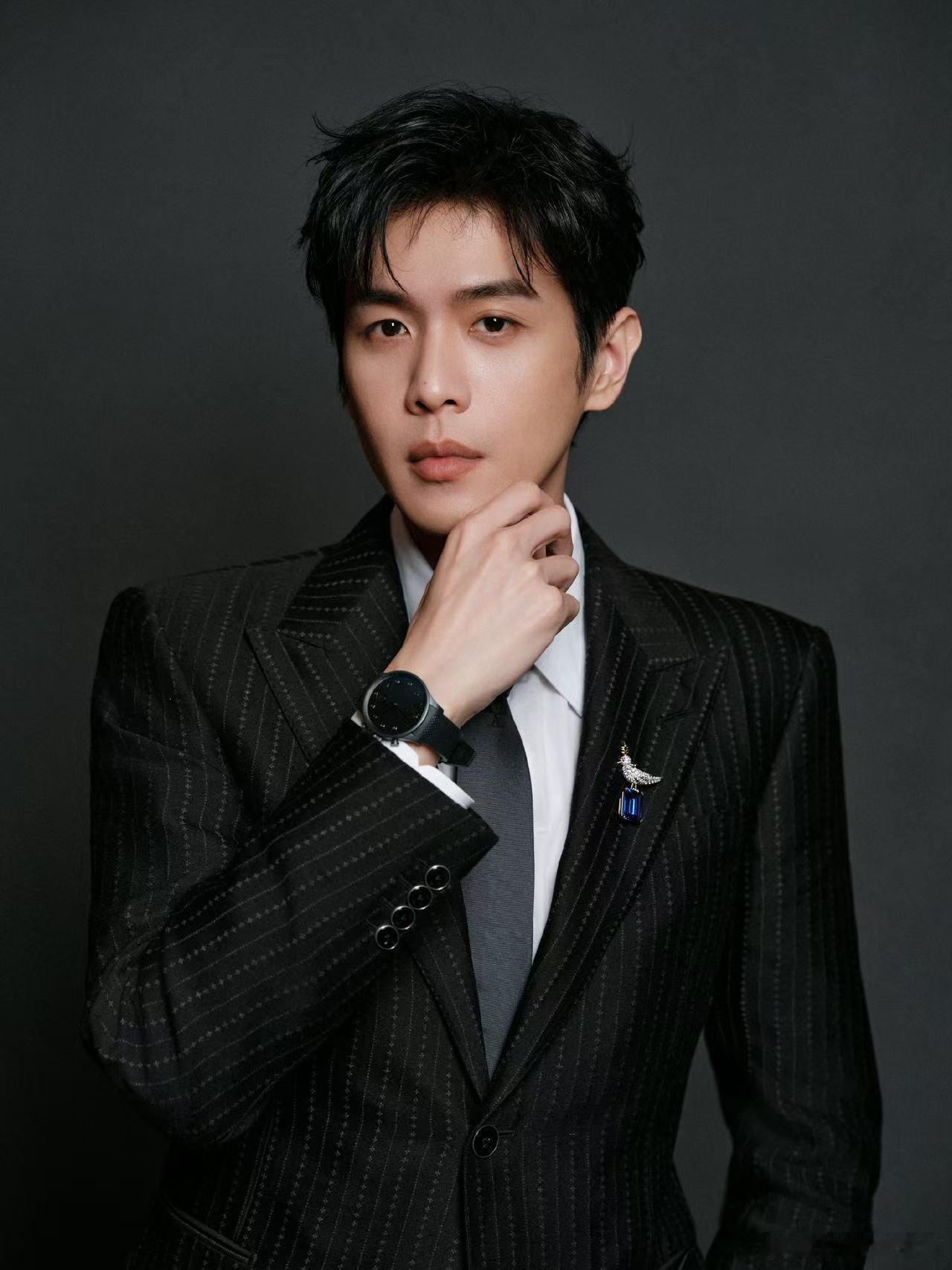 张若昀你神图有了 张若昀北影节这组图我直接存爆📸！工牌是身份，公文包是武器，那