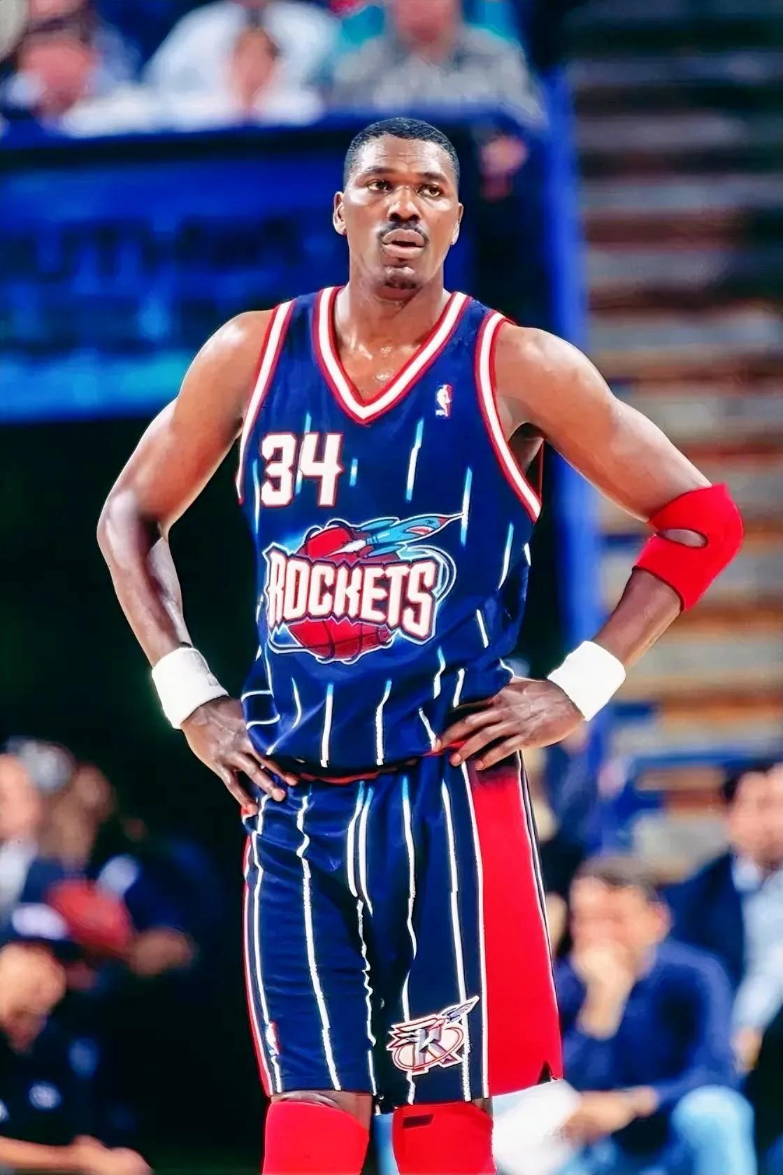 不偏不倚，NBA历史上最顶级的内线防守球员是以下这10位：

1、哈基姆-奥拉朱