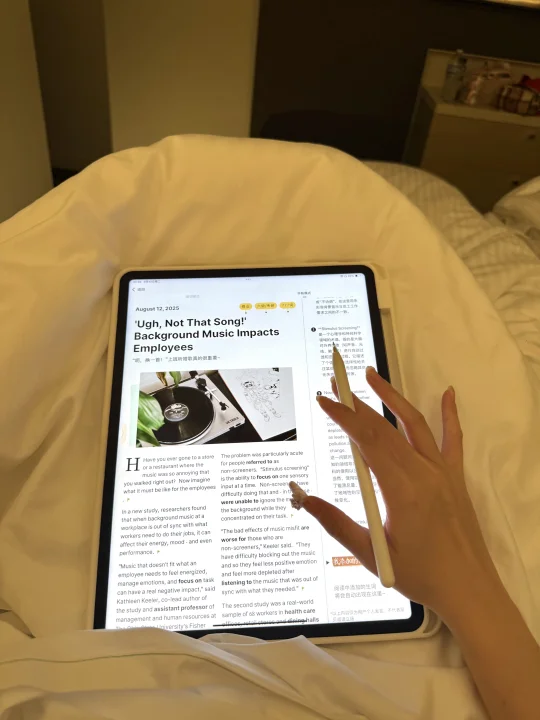 一个人深夜在酒店怒学3h。
